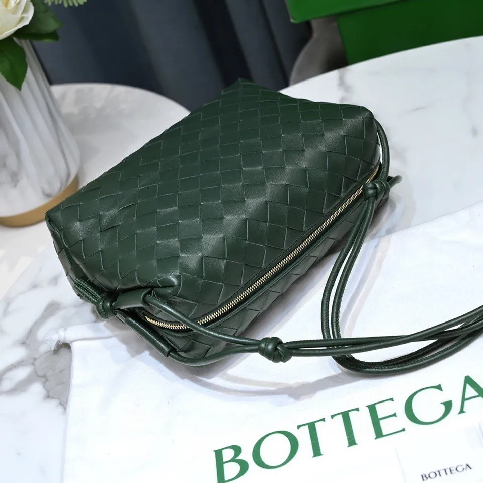 Batch 1260 B's new large Loop camera bag is here🔥Classic woven logo✅ The bag body is made of selected original sheepskin. The texture is soft and waxy. The simple square body is classic and versatile. The interior design is very practical. It has a lot of space and has an adjustable iconic leather drawstring. It can be said to be both elegant and practical. The design is very simple and elegant, with a kind of literary retro style. Size 22x15x8, model: 6684#